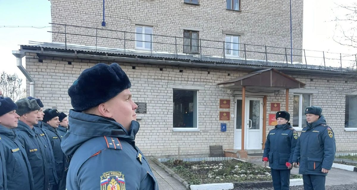 У мемориальной доски пожарные Великого Устюга почтили память героя Николая Меркурьева