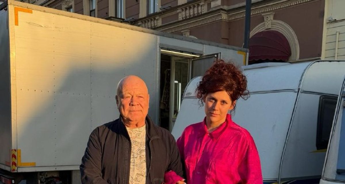 Сергей Селин в образе Анатолия Дукалиса наконец сфотографировался с Ксюшей Дукалис
