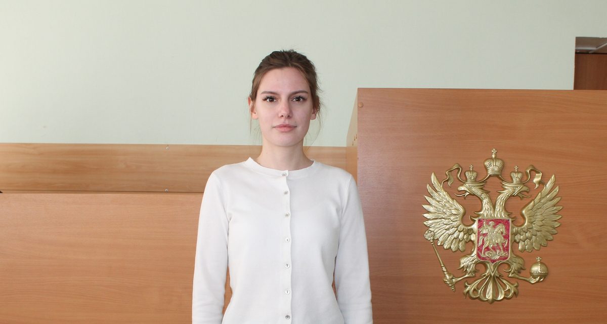 В Бабаеве инспектор заметила лежащего у гаража пожилого мужчину и вызвала скорую