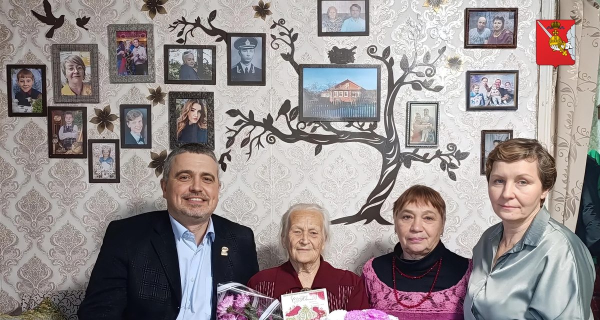90-летняя Нина Шаминина читает свои стихи о родной деревне и выставляет рукоделие