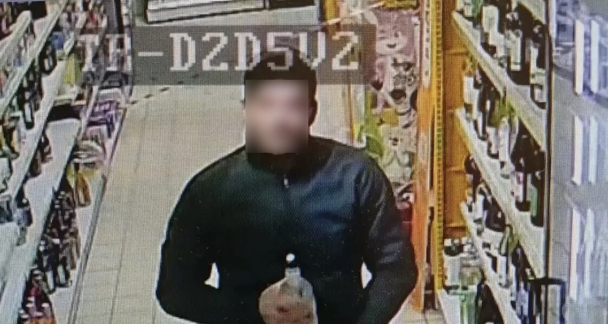 Мужчина спрятал бутылку водки в штаны и вышел из магазина — ему грозит до четырёх лет
